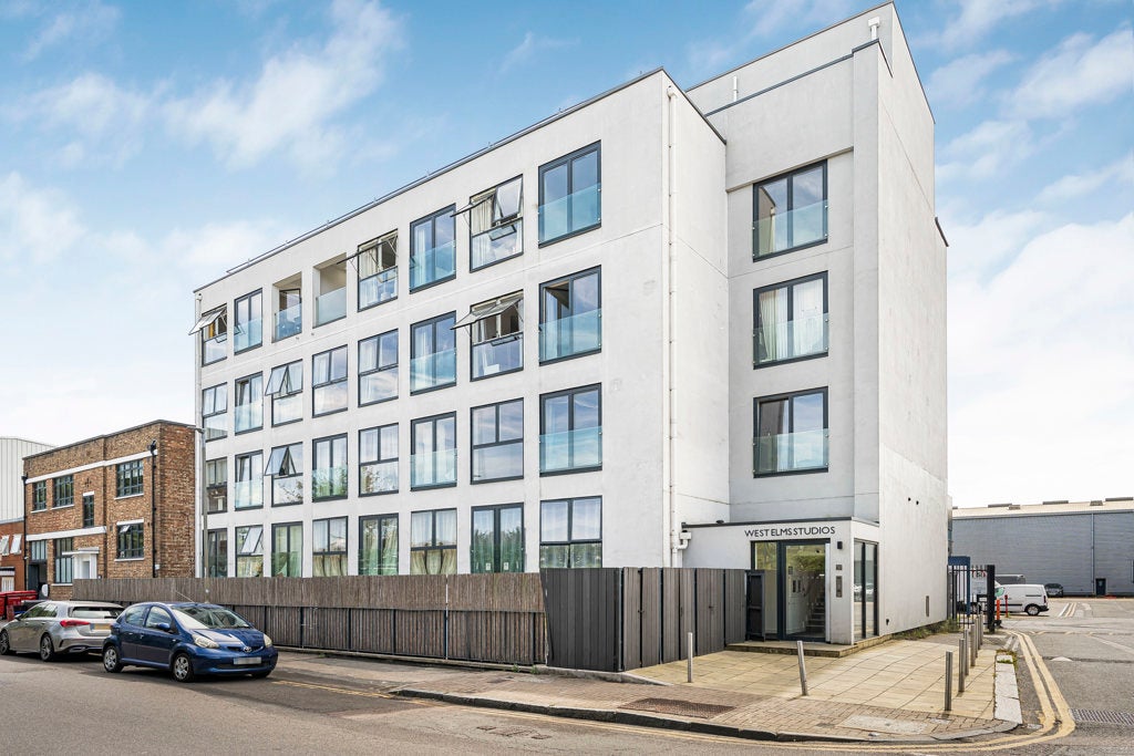 Flat Stewarts Road in Greater London