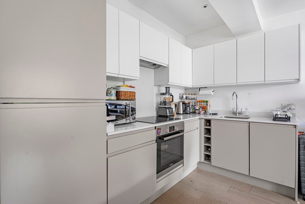 Flat Stewarts Road in Greater London