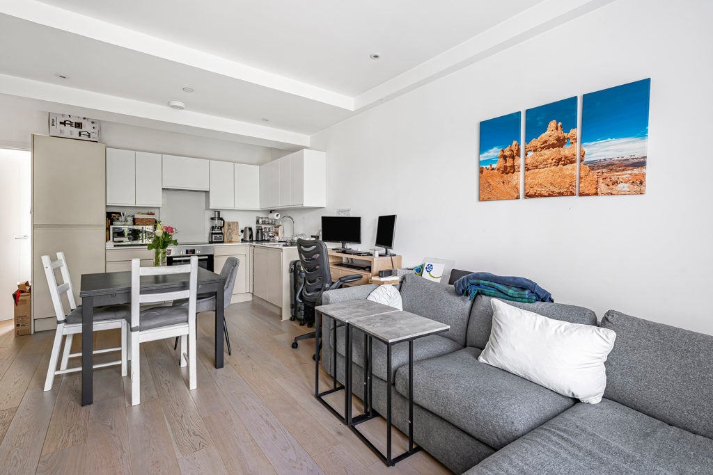 Flat Stewarts Road in Greater London