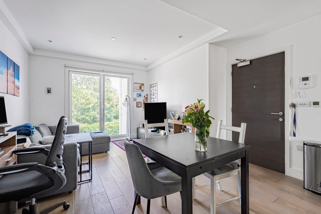Flat Stewarts Road in Greater London