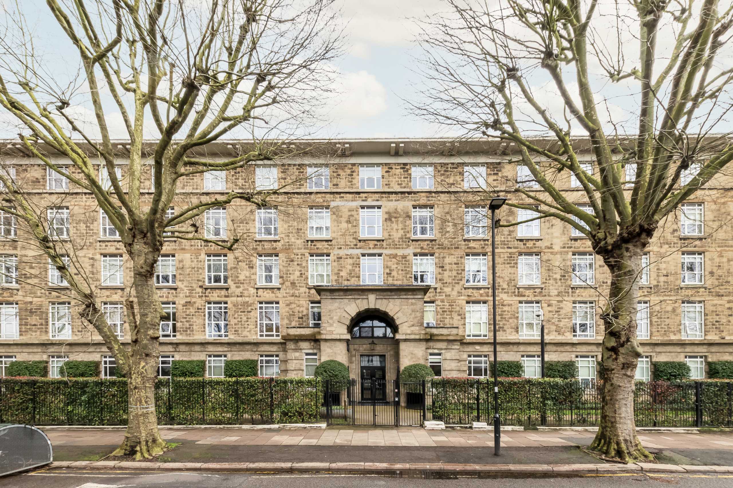Flat Bromyard Avenue in Greater London