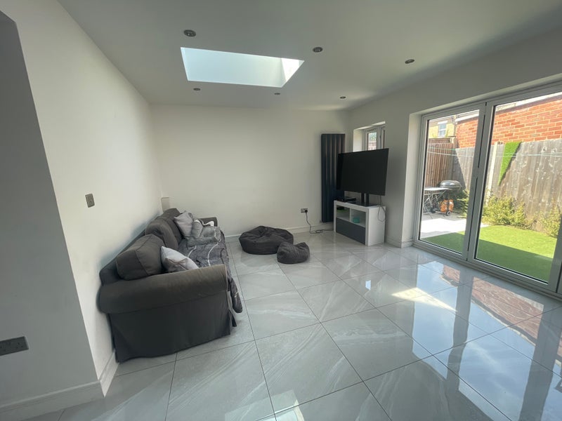Room Effra Road in Greater London