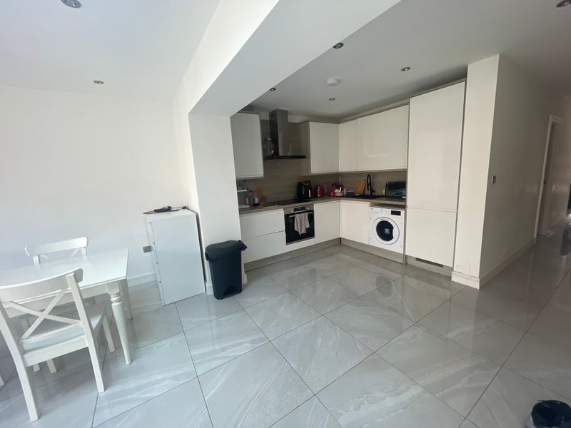 Room Effra Road in Greater London