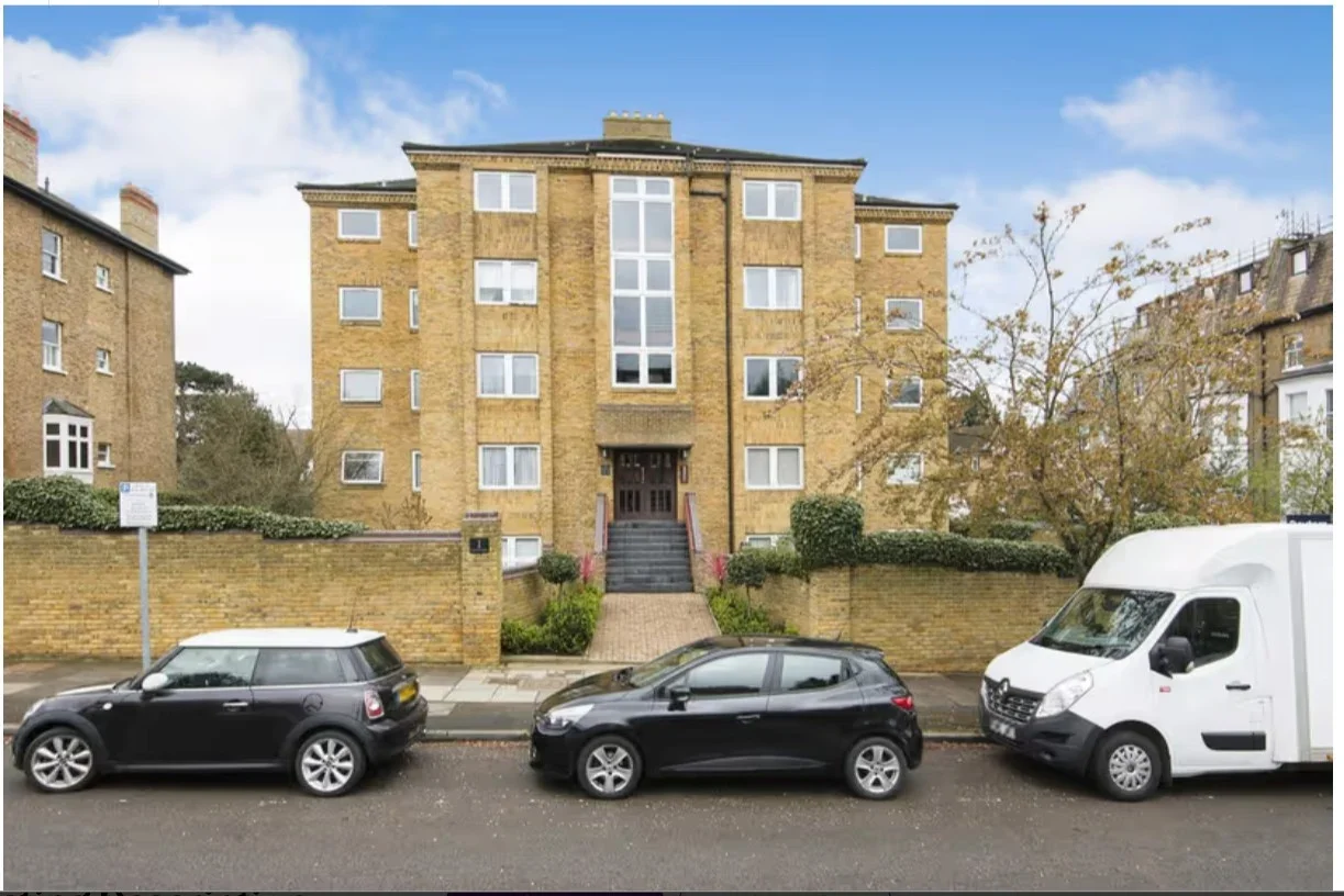 Flat Avenue Elmers in Greater London
