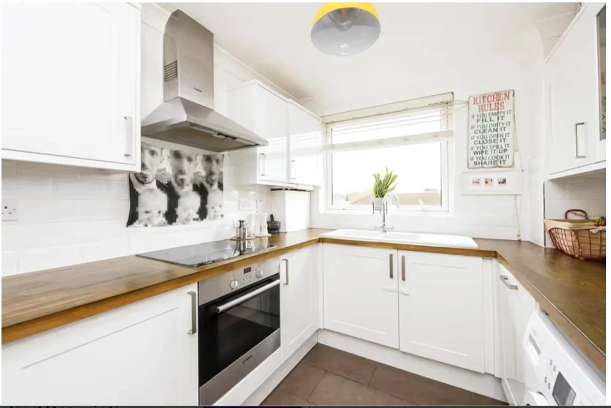 Flat Avenue Elmers in Greater London