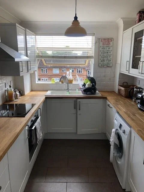 Flat Avenue Elmers in Greater London