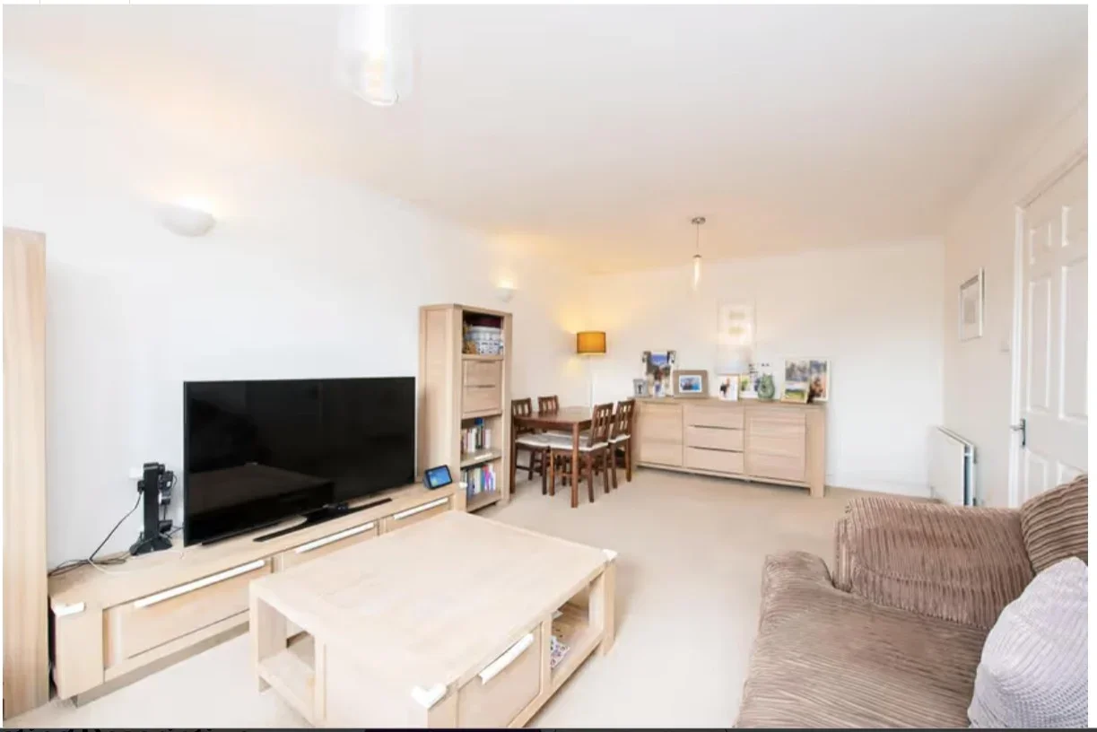 Flat Avenue Elmers in Greater London