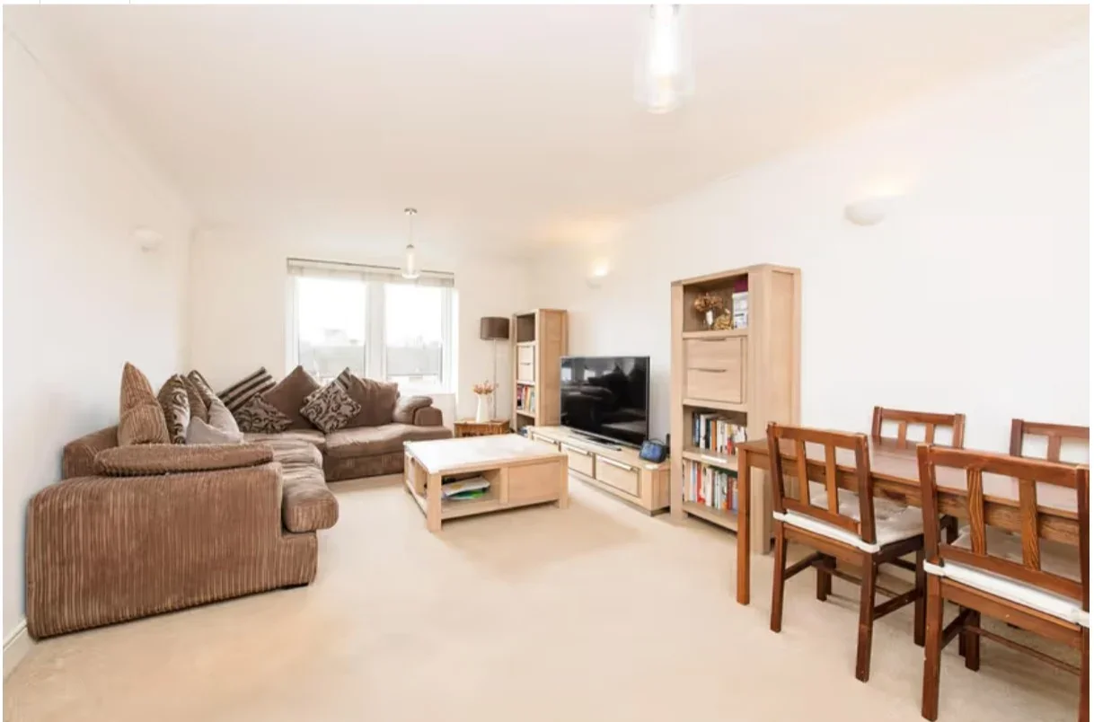 Flat Avenue Elmers in Greater London