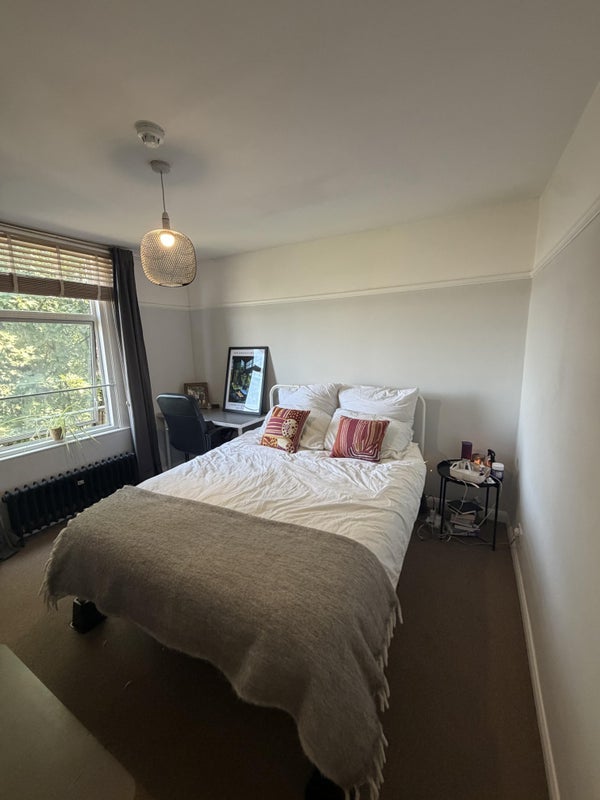 Room Grove Road in Greater London