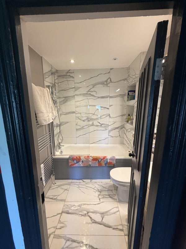 Room Grove Road in Greater London
