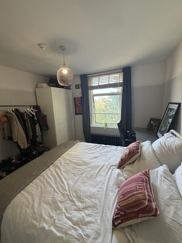 Room Grove Road in Greater London