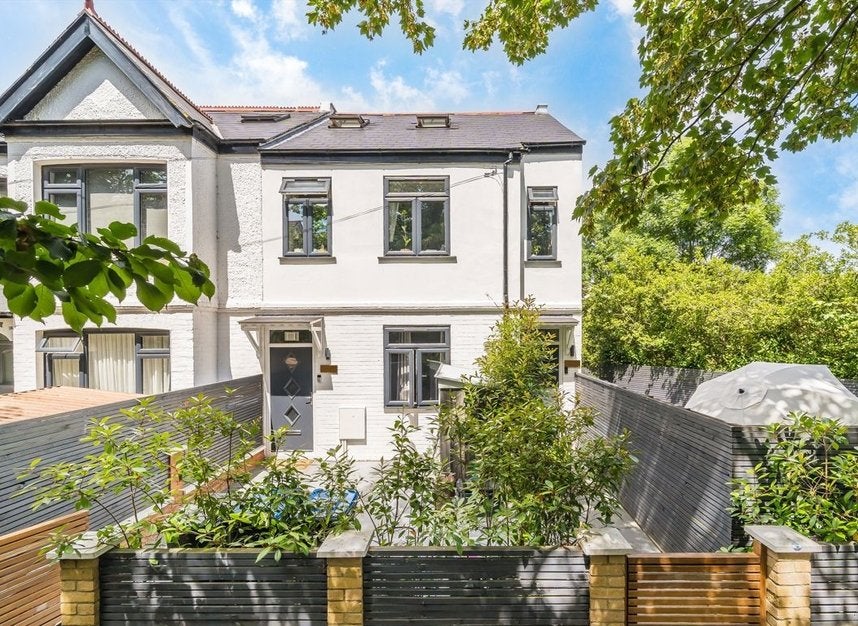 Flat Lyveden Road in Greater London