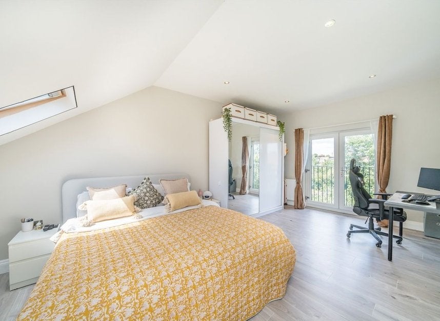 Flat Lyveden Road in Greater London