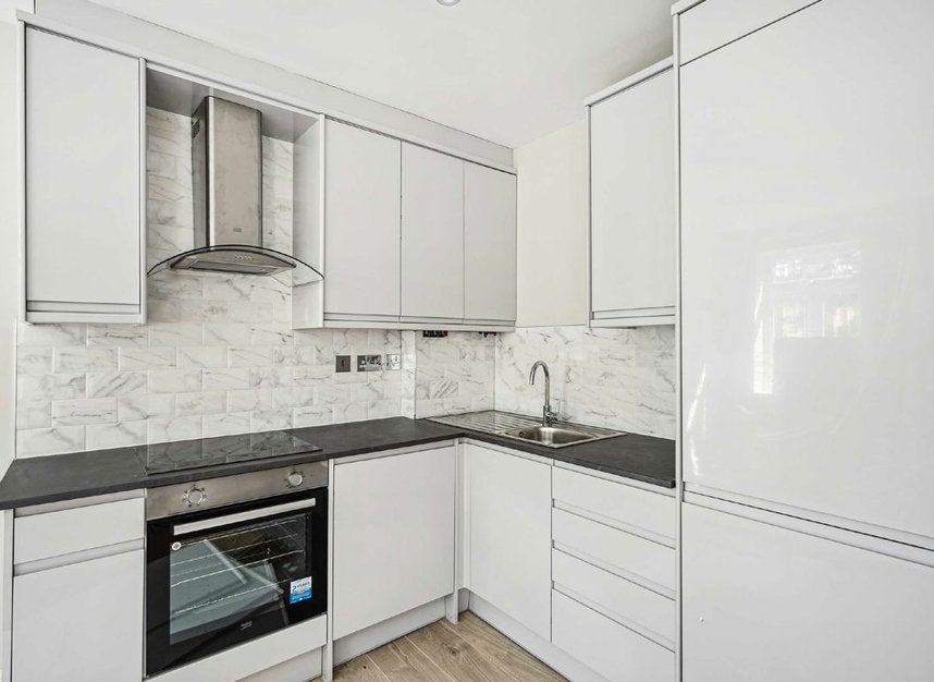 Flat Lyveden Road in Greater London