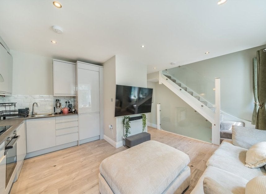 Flat Lyveden Road in Greater London