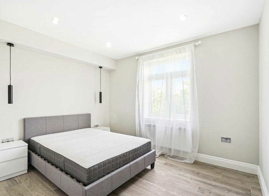Flat Lyveden Road in Greater London