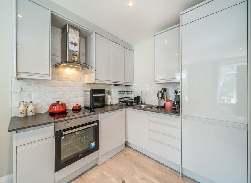 Flat Lyveden Road in Greater London