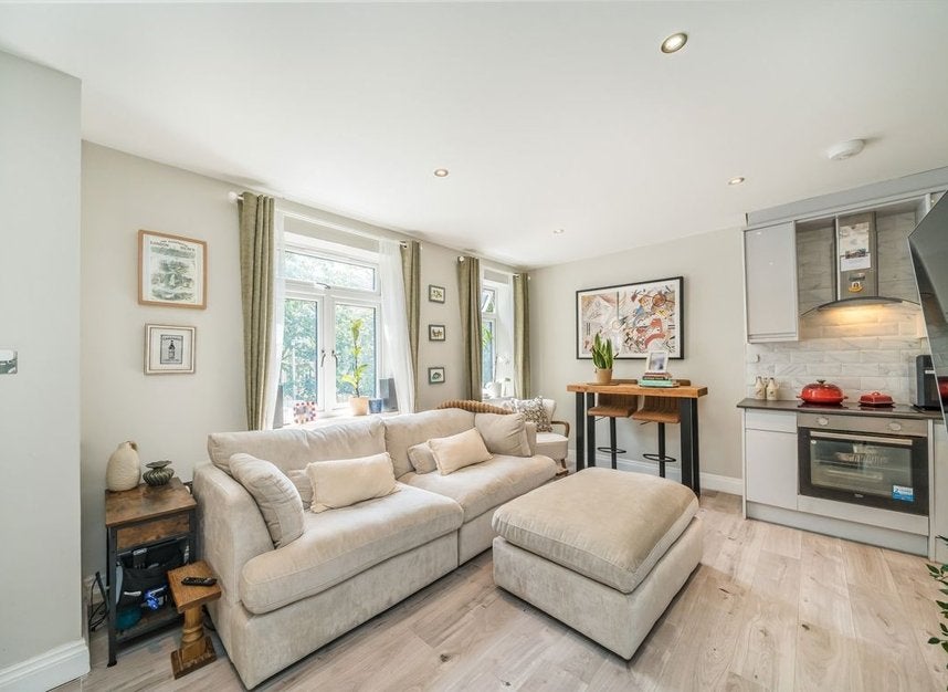 Flat Lyveden Road in Greater London