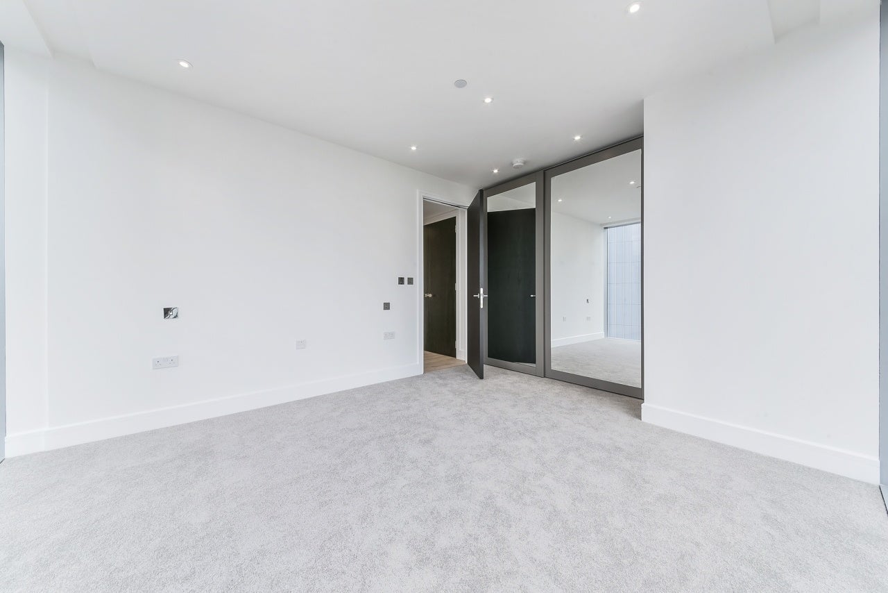 Flat Piazza Walk in Greater London