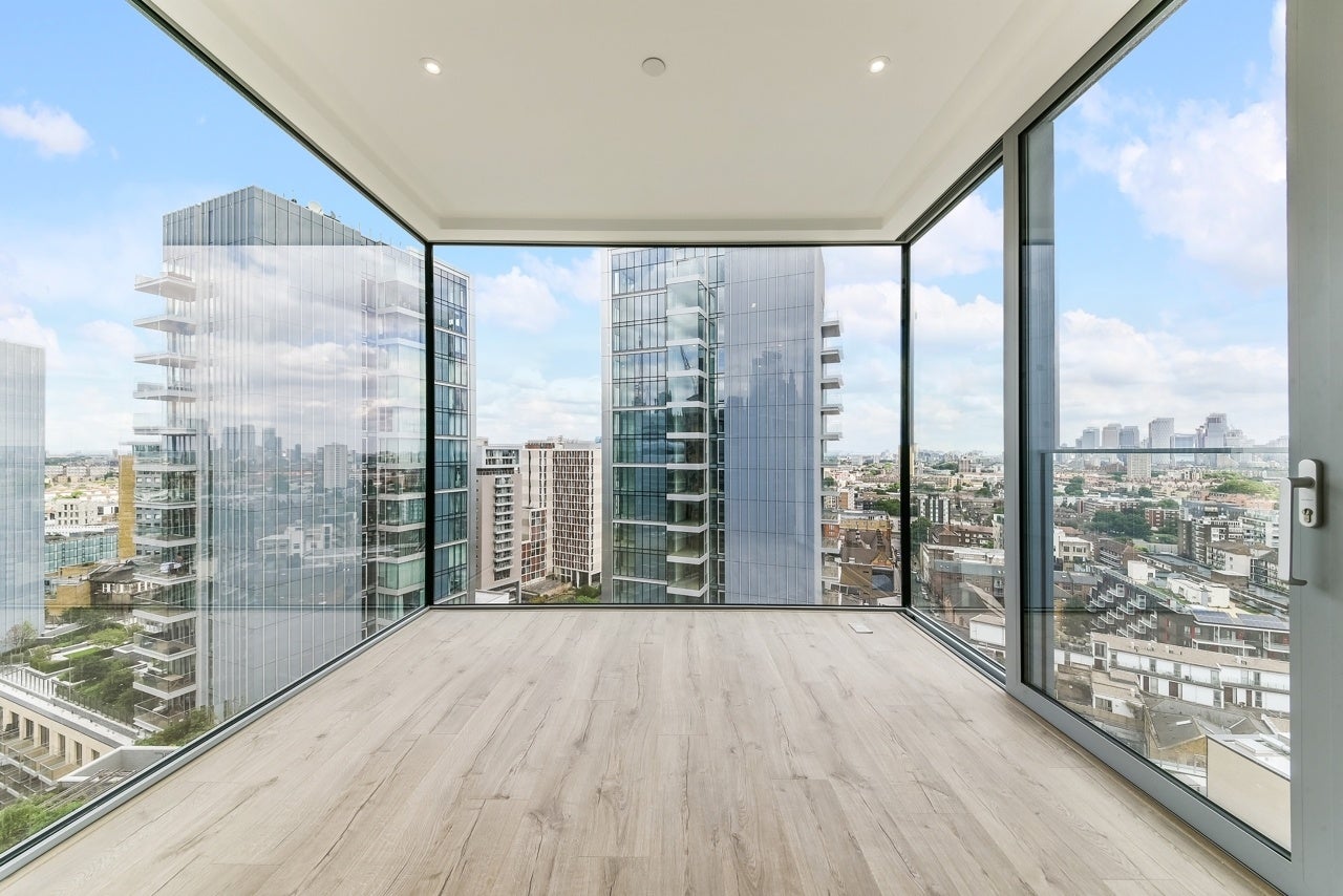 Flat Piazza Walk in Greater London
