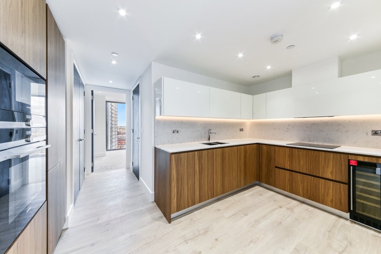 Flat Piazza Walk in Greater London