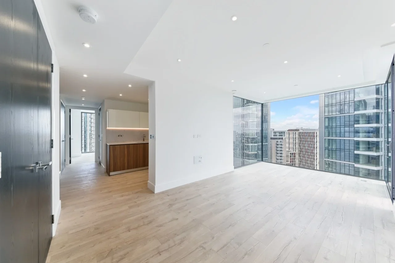 Flat Piazza Walk in Greater London