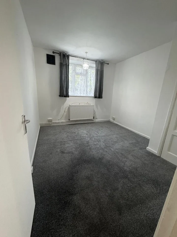 Flat Lovelace Gardens in Greater London