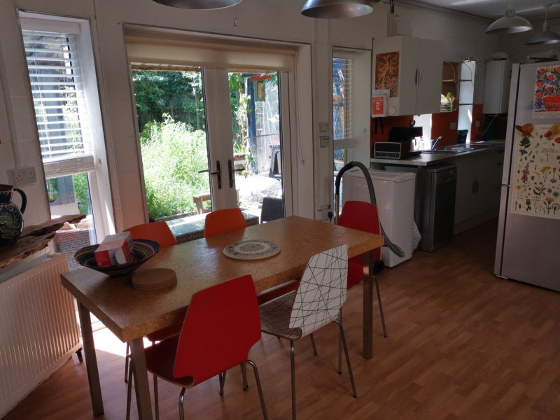 Room Barry Road in Greater London
