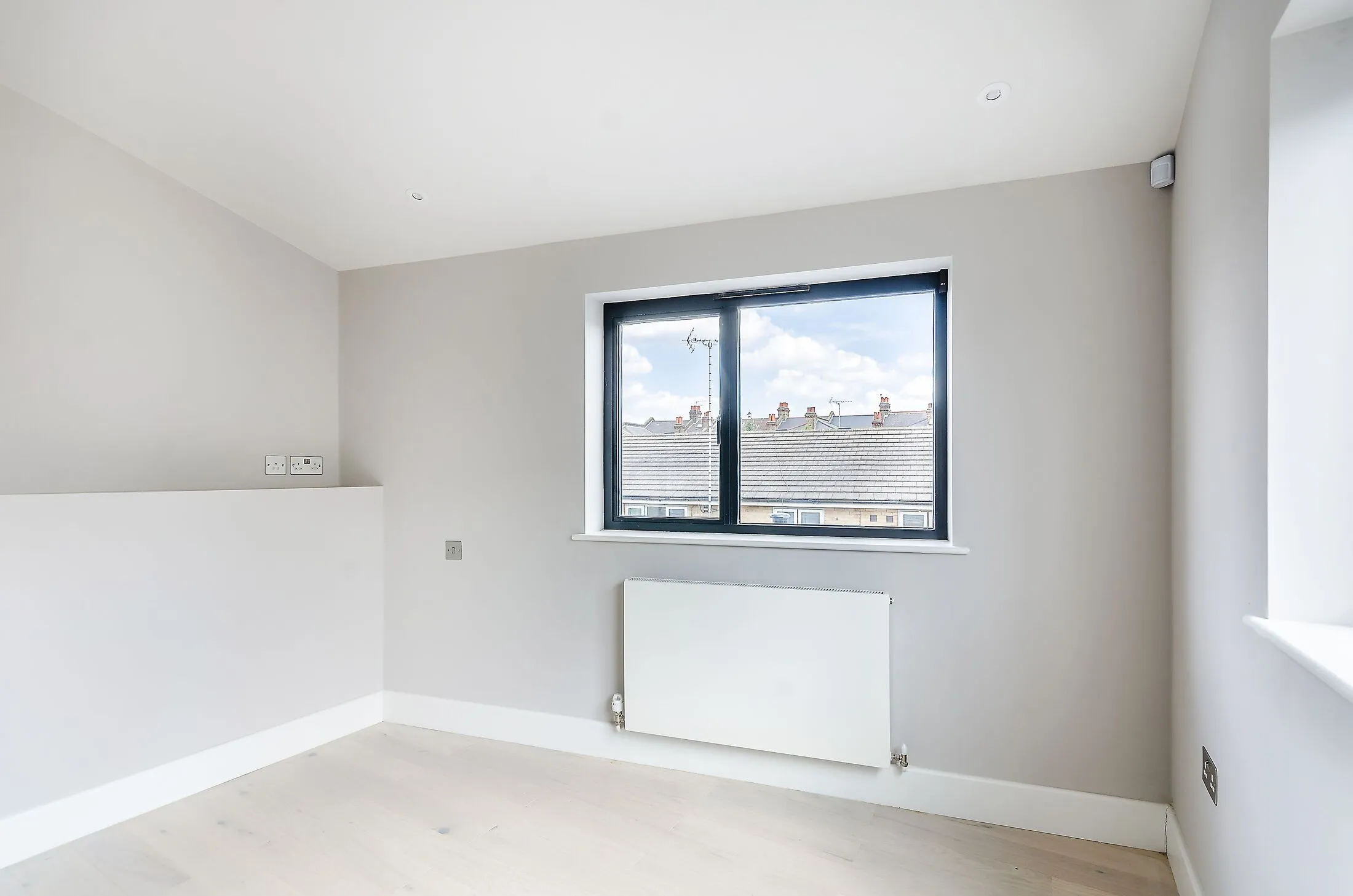 Flat Gayford Road in Greater London
