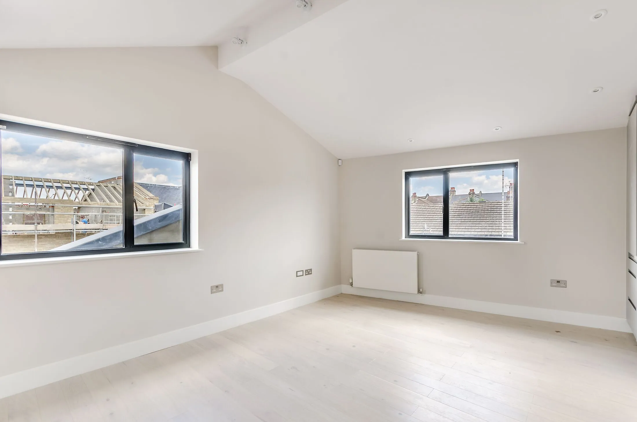 Flat Gayford Road in Greater London