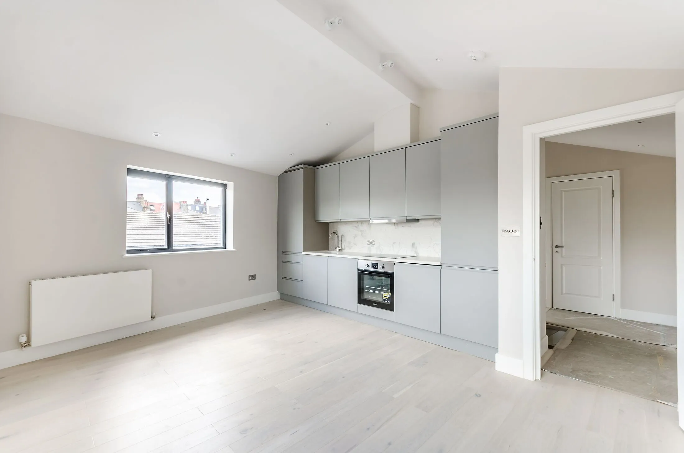 Flat Gayford Road in Greater London