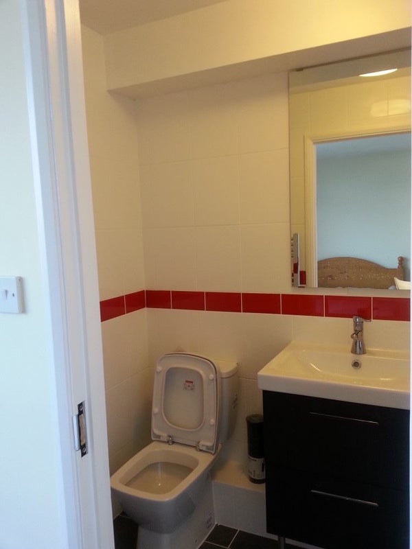 Room Pond Road in Greater London