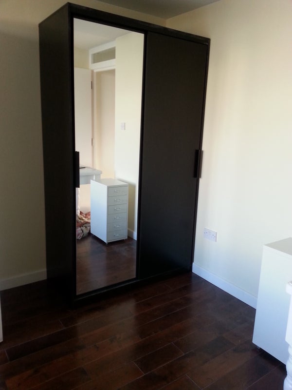 Room Pond Road in Greater London