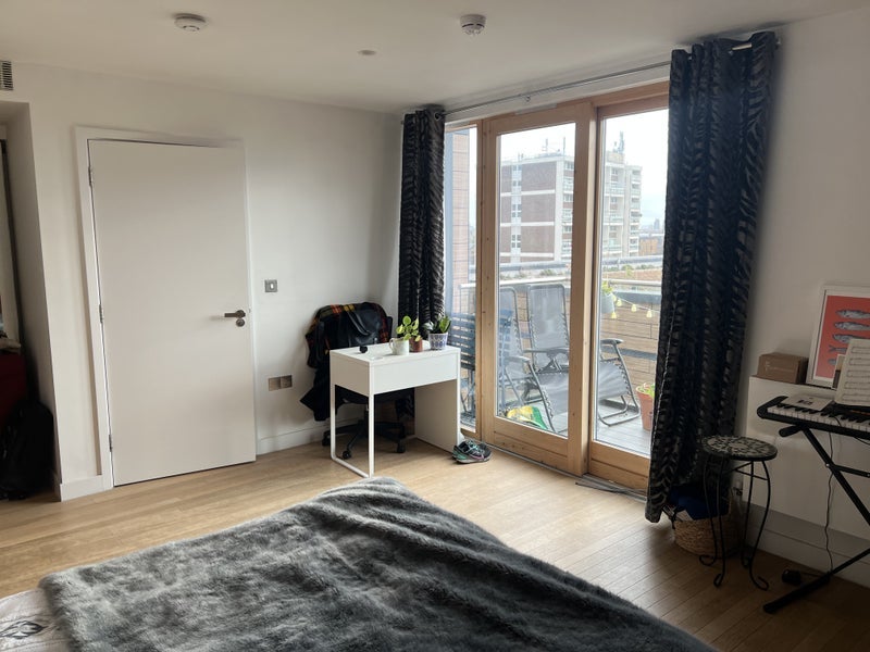 Flat Cobblestone Square in Greater London