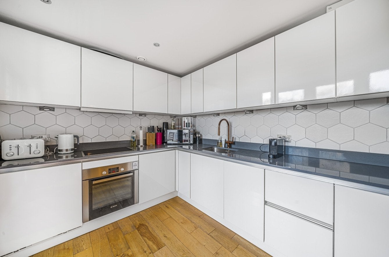 Flat Ladywell Road in Greater London