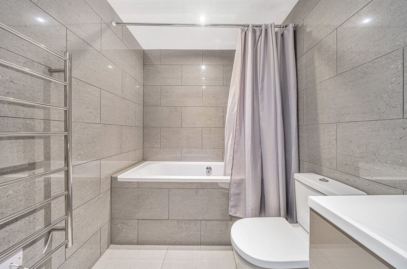Flat Ladywell Road in Greater London