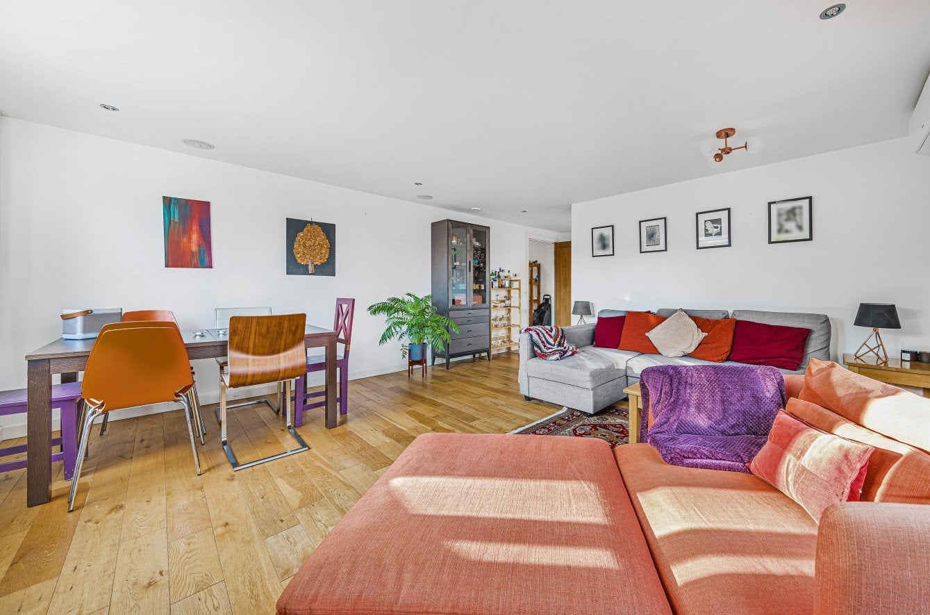 Flat Ladywell Road in Greater London
