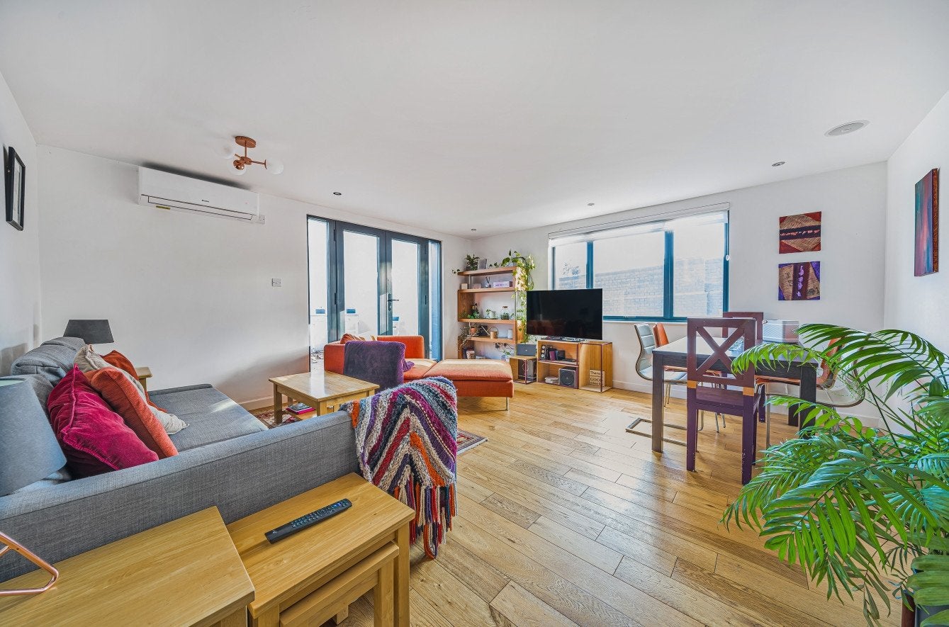 Flat Ladywell Road in Greater London