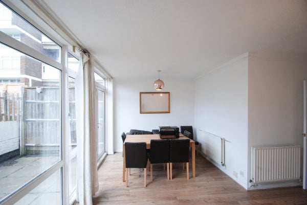 Flat Stewart Street in Greater London