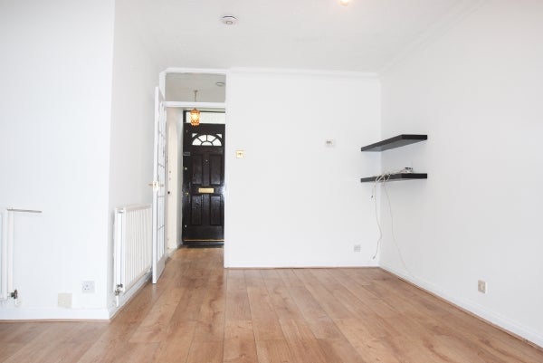 Flat Stewart Street in Greater London
