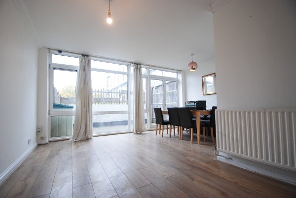 Flat Stewart Street in Greater London