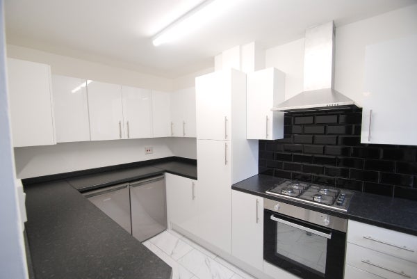 Flat Stewart Street in Greater London