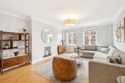 Flat Kensington High Street in Greater London