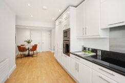 Flat Kensington High Street in Greater London