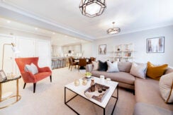 Flat Kensington High Street in Greater London