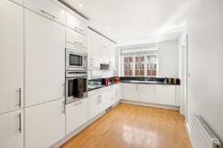 Flat Kensington High Street in Greater London