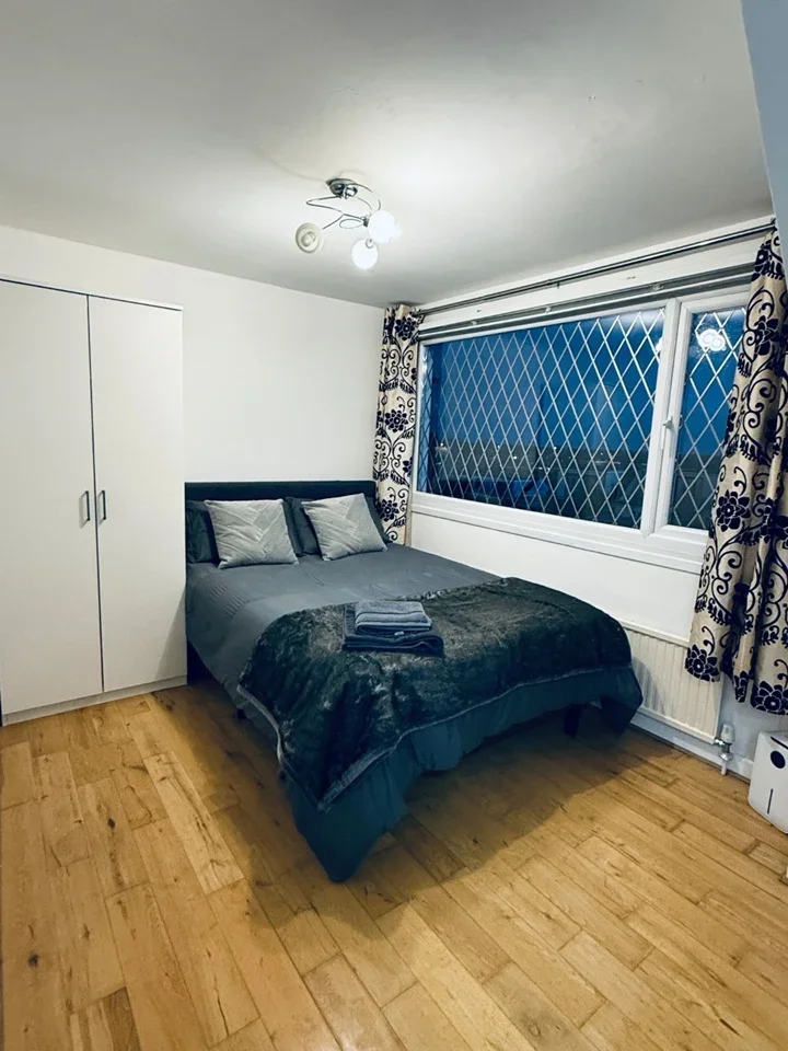 House Milton Avenue in Greater London