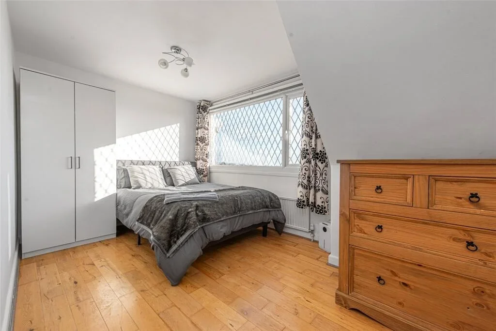 House Milton Avenue in Greater London