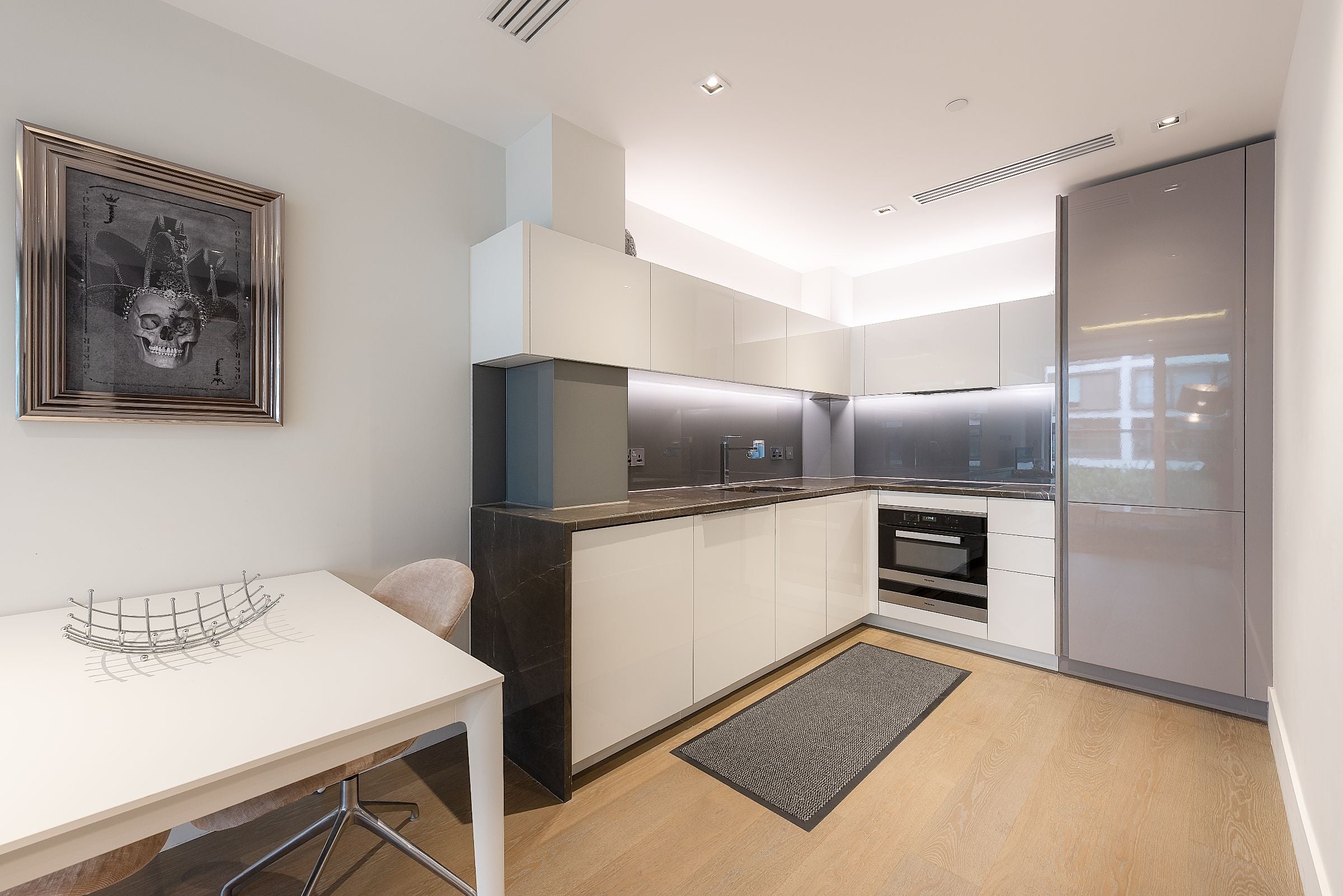 Flat Radnor Terrace in Greater London
