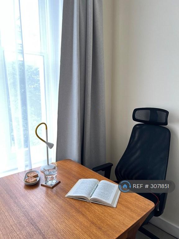 Flat Porten Road in Greater London